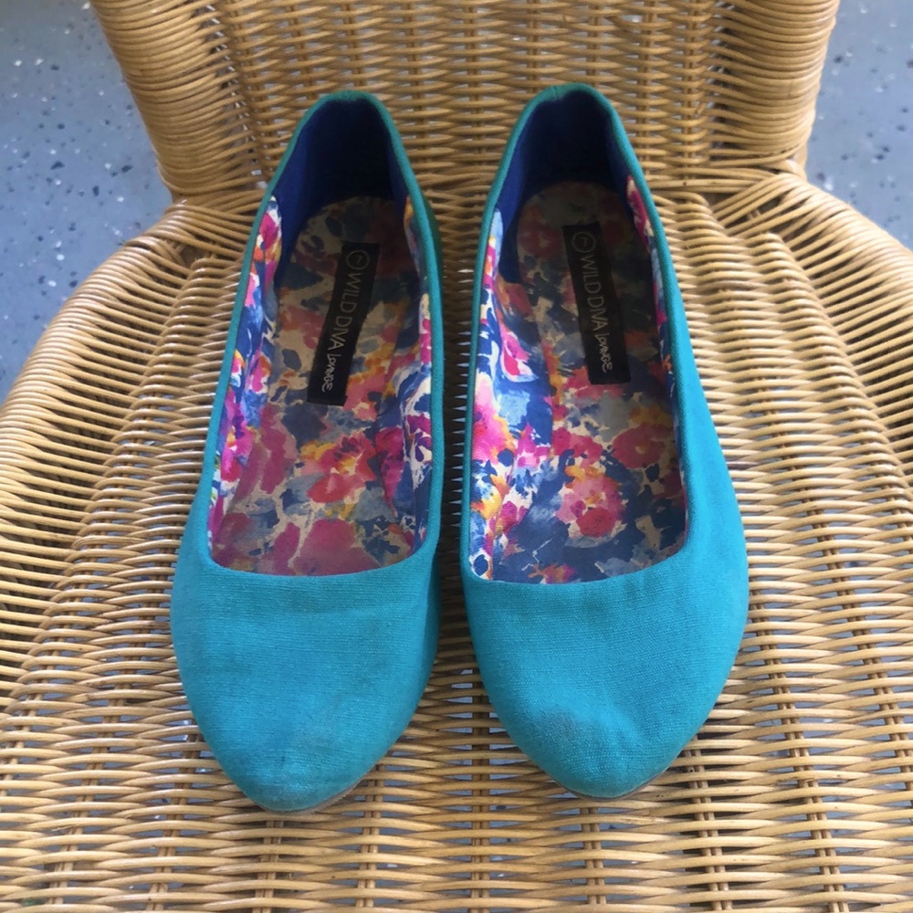 Wild Diva turquoise flats
